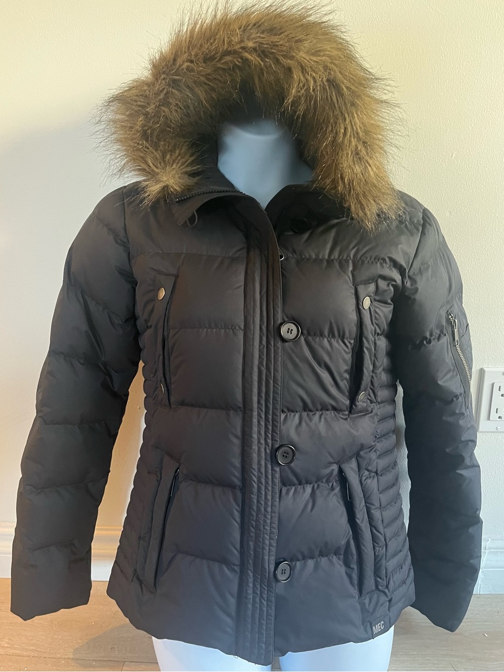 MEC Women's Black Puffer Jacket with Brown Faux-Fur Hood Trim